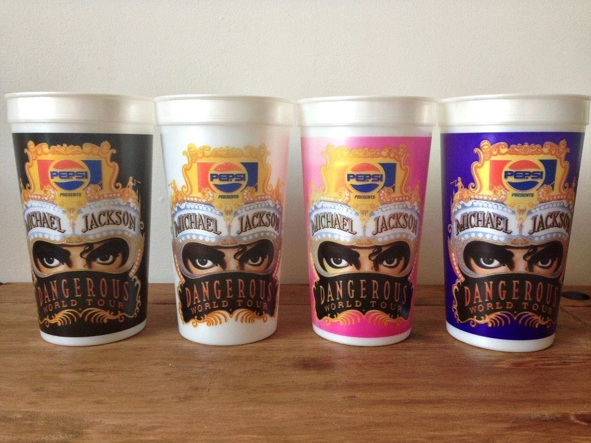 1_AsXSrLIfD3UWhbNVxHNayw O Rei do Pop Michael Jackson e a febre dos copos colecionáveis no Brasil