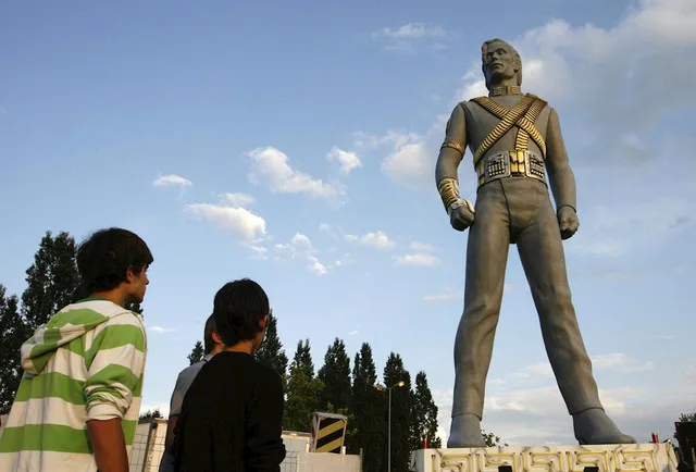 468875720_997108189119258_8755758277933810925_n Michael Jackson e as Estátuas Gigantes: A maior campanha da história da música