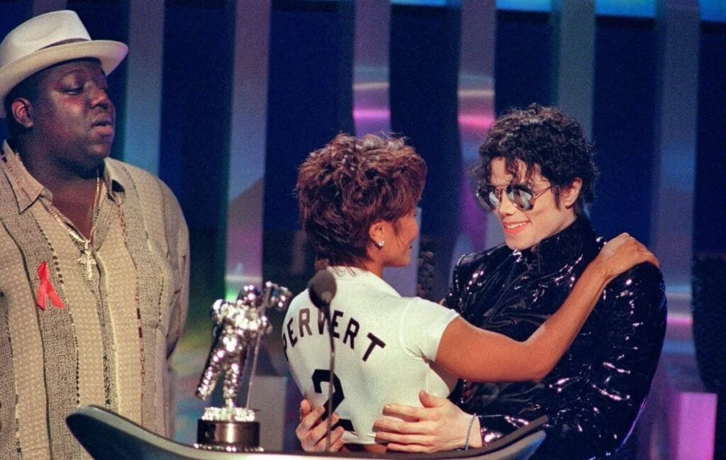 BIG-observa-Janet-cumprimentar-o-irmao-durante-o-VMA-de-1995-1024x649 This Time Around: A música que uniu Michael Jackson e Notorious B.I.G.