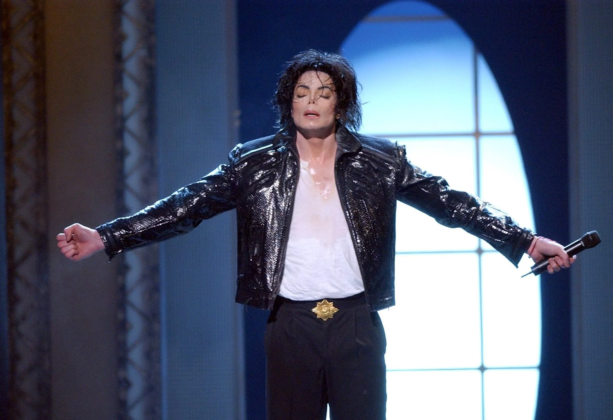 O Show de Michael Jackson: Uma Jaqueta, Duas Cores e uma Revelação Surpreendente | Beat It 2001