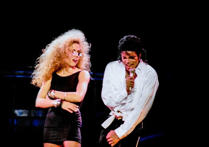 Michael Jackson: uma foto inédita e o último show da Bad World Tour | Com Sheryl Crow Rei do Pop canta os versos de The Way You Make Me Feel MJ Beats