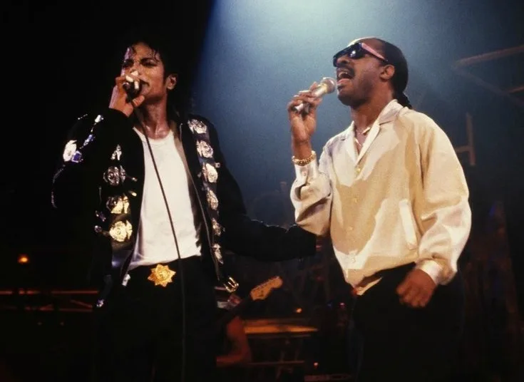 E6s2U7HVoCIMOgxe-1 A Magia da Bad Tour: O dia em que Stevie Wonder invadiu o palco de Michael Jackson