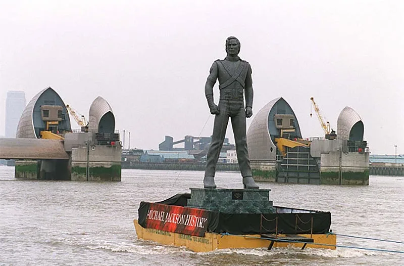Michael Jackson e as Estátuas Gigantes: A maior campanha da história da música | Estatua de Michael Jackson navega sob o rio Tamisa em Londres mjbeats