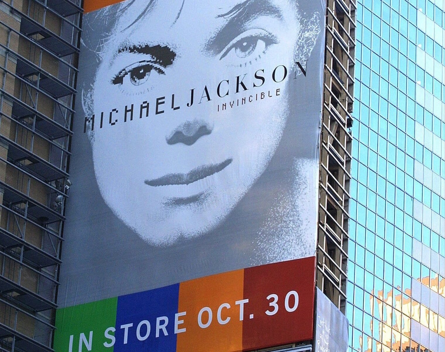 Cartaz de divulgação do álbum Invincible na Times Square, em Nova Iorque, 2001.