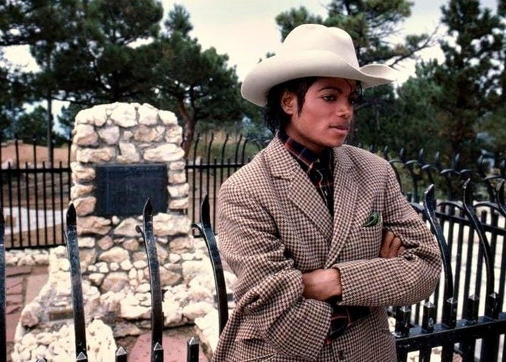 Michael Jackson visita o túmulo de Buffalo Bill