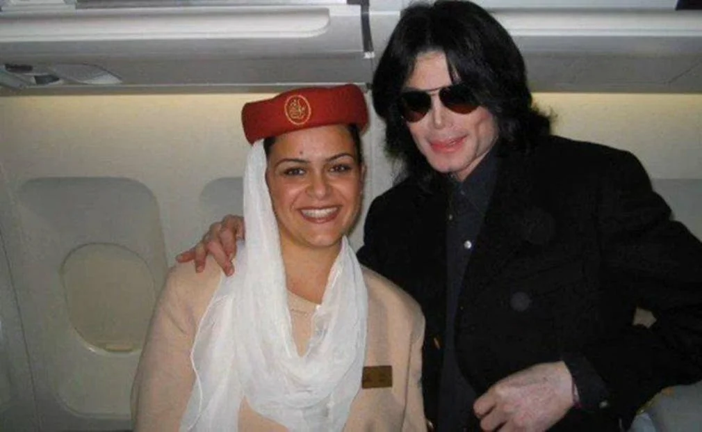 Surpresa no Voo: Michael Jackson encanta passageiros em viagem a Omã | Michael Jackson 2005 MJ Beats