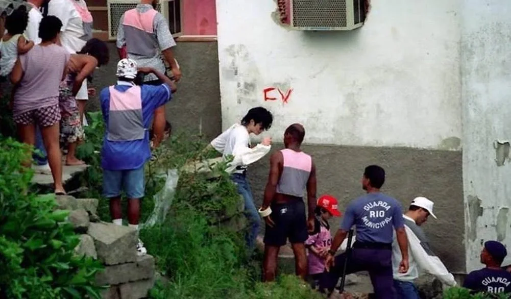 Michael-Jackson-Comando-Vermelho-MJ-Beats Michael Jackson: O dia em que o Rei do Pop subiu o morro e fez história