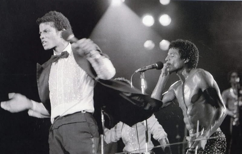 Walk Right Now: o funky dos irmãos Jackson | Michael Jackson apresenta Dont Stop Til Get You Enough durante show da Triumph Tour 1981