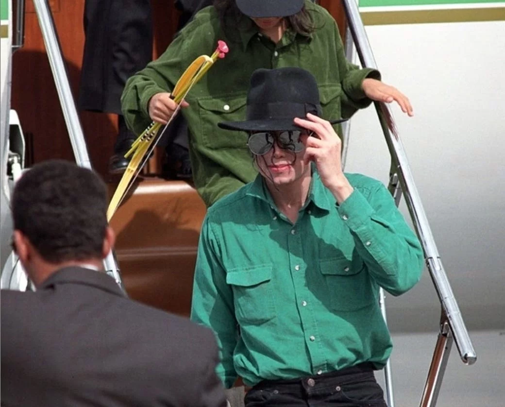 Arquivo HIStórico: Michael Jackson chega hoje a São Paulo (Folha de S. Paulo, Outubro 1993) | Michael Jackson chega hoje a Sao Paulo