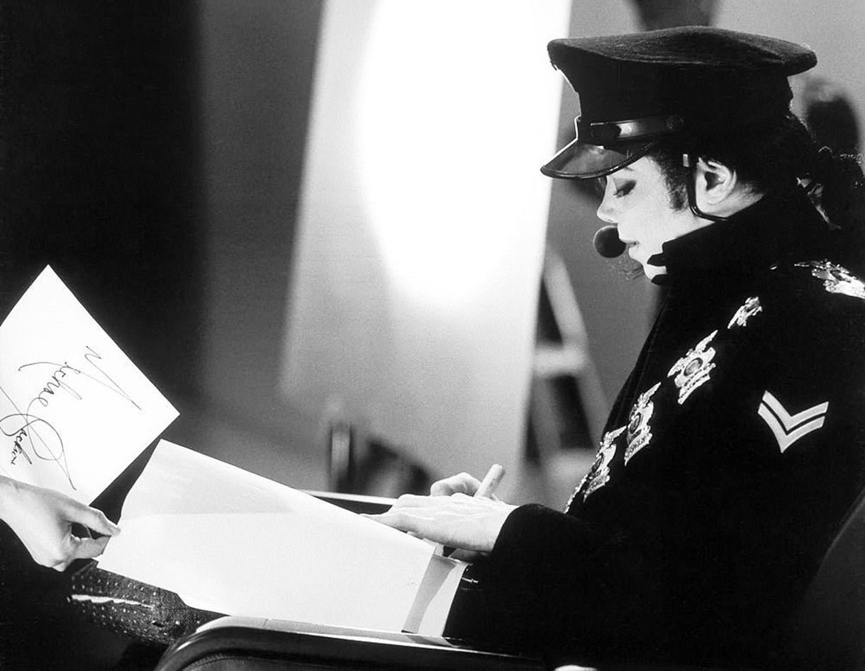 Michael Jackson e o renascimento da 'Bad World Tour' em 1996?: Os bastidores do Royal Concert | Michael Jackson durante a prova de figurinos para o Royal Concert Bad Tour Version em 1996 MJ Beats
