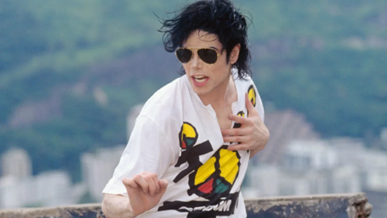 O dia que Michael Jackson parou o Brasil para gravar um clipe | Michael Jackson durante filmagens de They Dont Care About Us Rio de Janeiro 1996