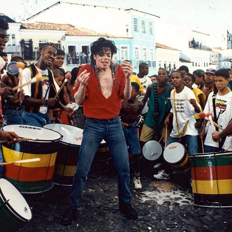 Michael-Jackson-durante-gravacoes-de-They-Dont-Care-About-Us-Bahia-1996-mjbeats Michael Jackson e Olodum: o encontro que marcou 'They Don’t Care About Us' e quase se repetiu