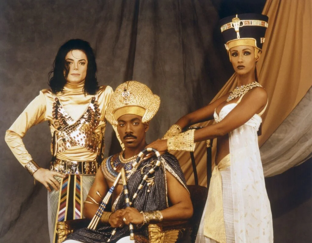 Michael-Jackson-e-fotografado-no-set-para-as-filmagens-de-seu-video-Remember-the-Time-com-o-ator-Eddie-Murphy-e-a-modelo-Iman-1992-1024x799 Coreógrafa de Michael Jackson revela pressão e emoção nos bastidores de “Remember the Time”