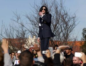 Michael Jackson no primeiro dia de julgamento, em 2003