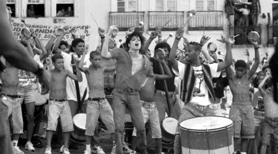 Michael-Jackson-na-Bahia-com-Olodum-gravando-clipe-MJ-Beats A revolução que nasceu no Pelourinho: Michael Jackson, Spike Lee, Olodum,  Música, Poder Negro e Resistência