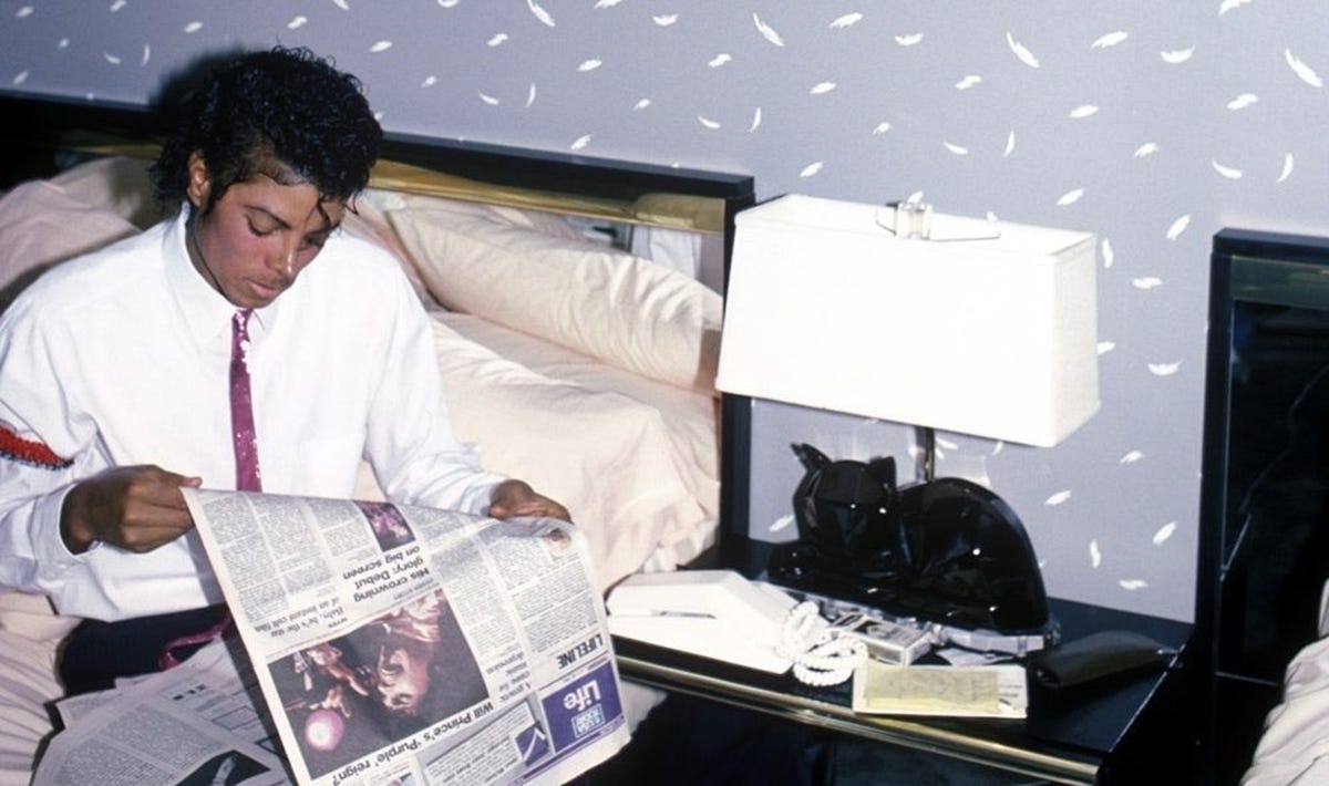 Michael Jackson lendo jornal nos anos 80