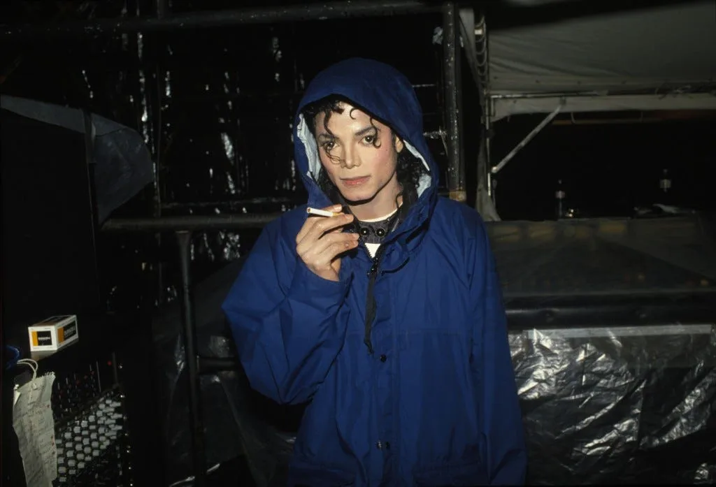 A verdade por trás da Foto de Michael Jackson com um Cigarro | michael jackson segurando um cigarro mj beats