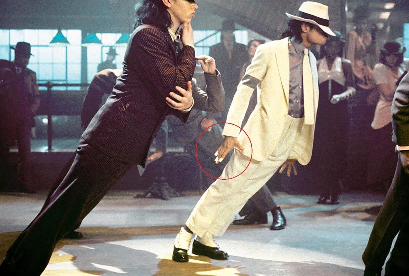 skynews-michael-jackson-fake-dance-move_4317990 Por que Michael Jackson usava fitas nos dedos?