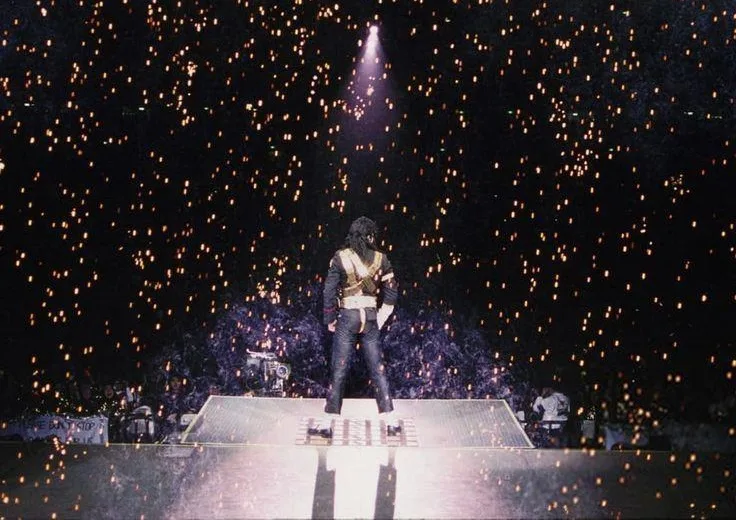 Magia e Laser: A revolução visual de Michael Jackson nos palcos |