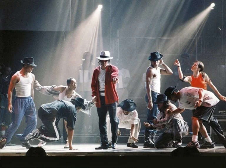 1-DdSrU0sHy3kYQLbQJcwzg-1-scaled-1 A HIStória de uma foto: Michael Jackson no ensaio de Smooth Criminal