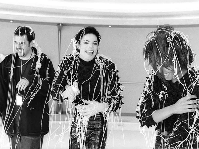 641330972_1363456629151077_7242380989331434733_n A viagem espacial dos irmãos Jackson: Michael Jackson e Janet Jackson em ''Scream''