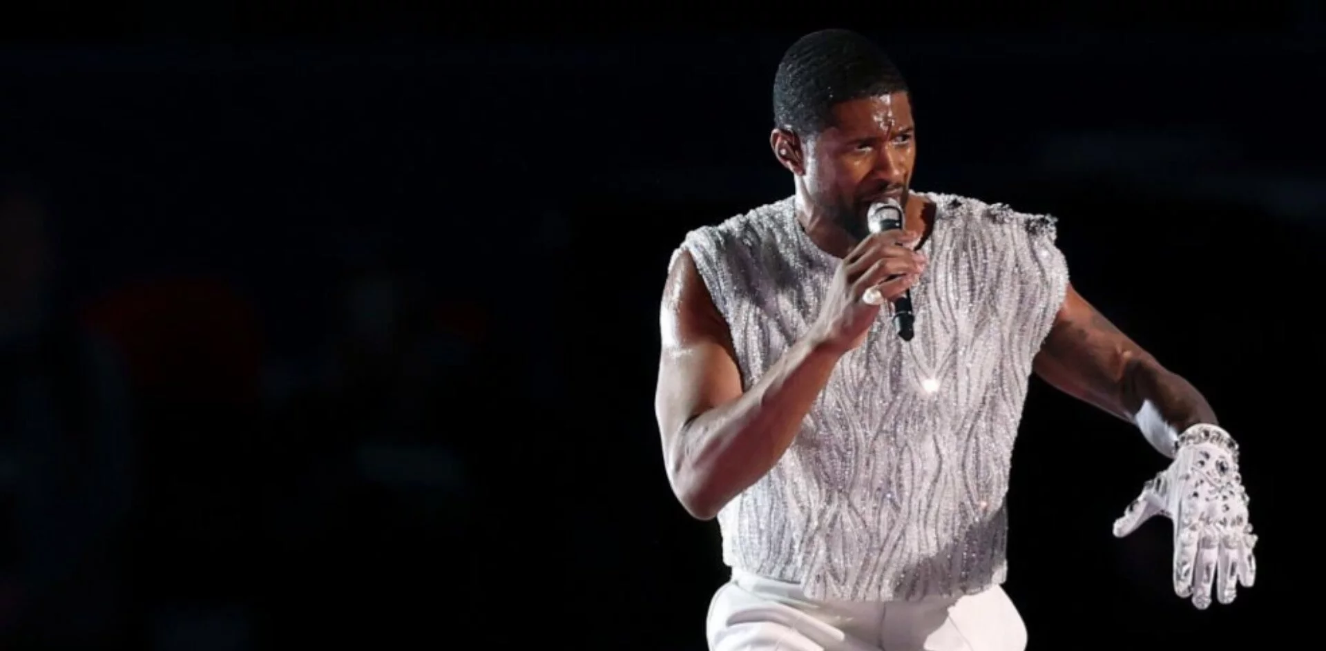 Usher presta homenagem a Michael Jackson durante seu show no intervalo do Super Bowl | 427790267 976994087325681 7174127404530203155 n