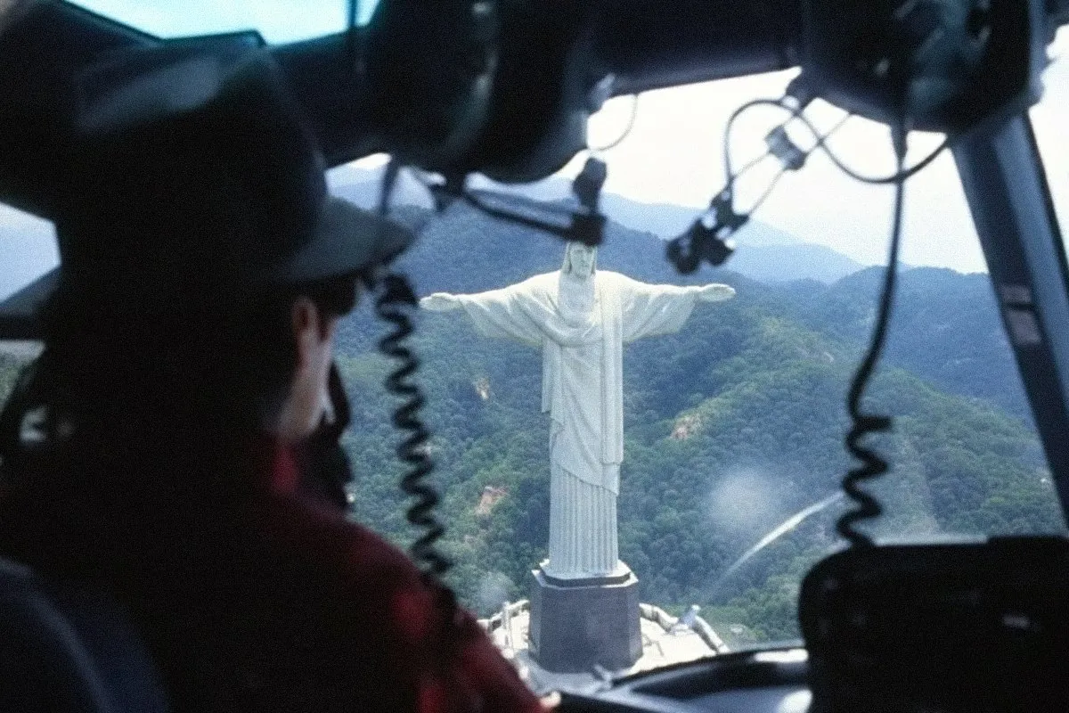O passeio de helicóptero de Michael Jackson no Rio de Janeiro | HA CY3ubsAE6LZn