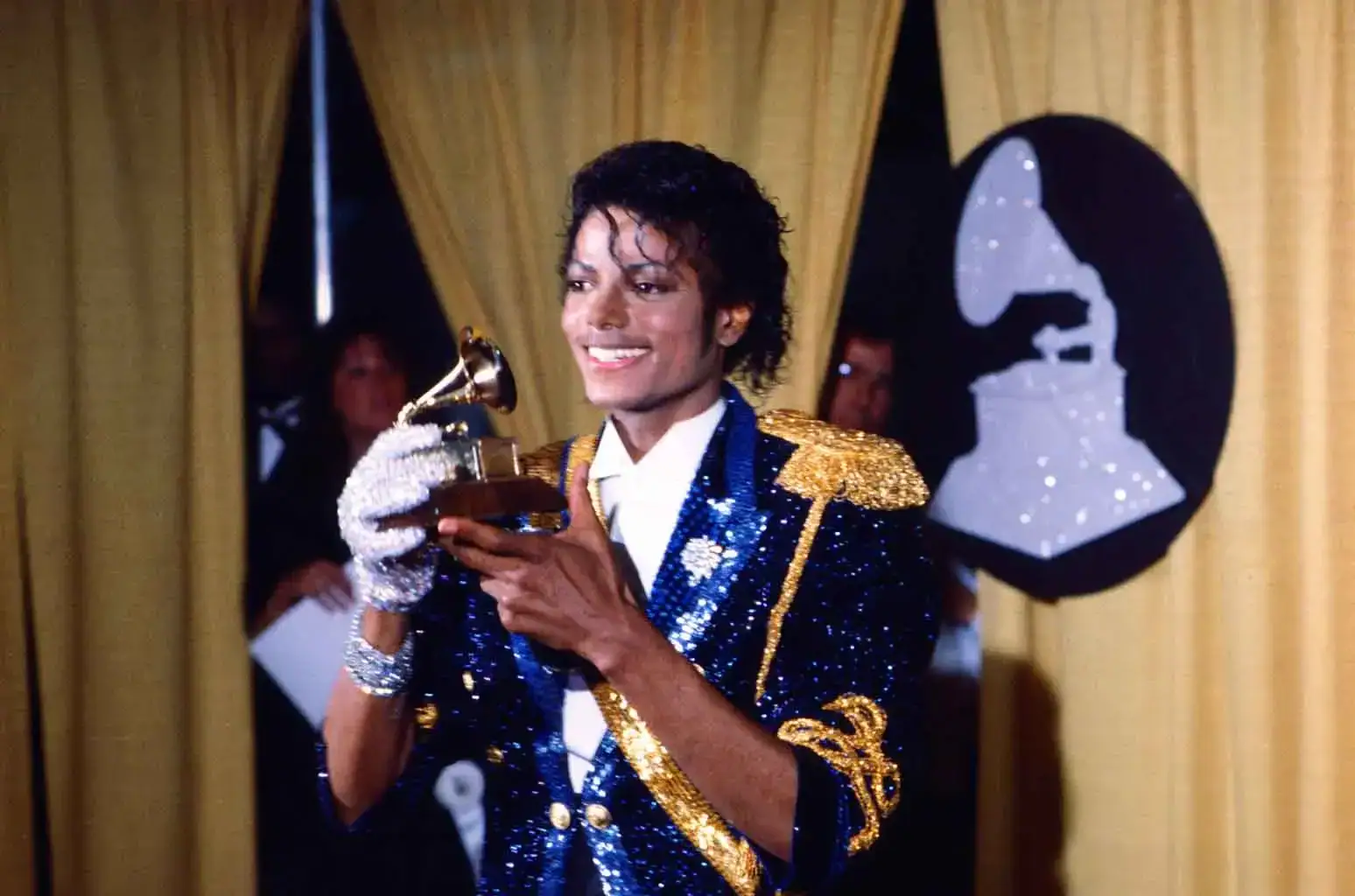 40 anos atrás, Michael Jackson deu ao Grammy a audiência mais alta de todos os tempos | michael jackson 1984 grammys mjbeats