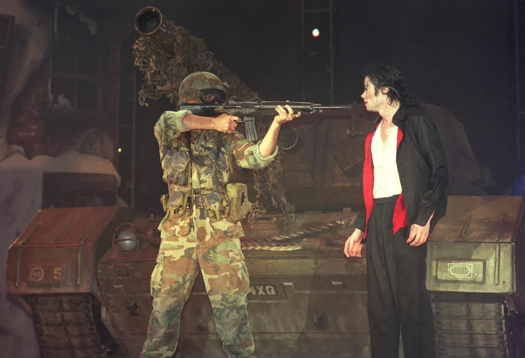 “O que Michael faria?”: a pergunta que resume seu legado | Earth Song MJ Beats HIStory Tour 1024x699 1