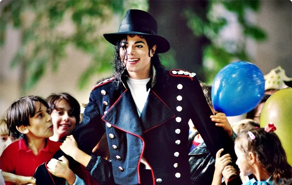 O-amor-pelas-criancas-Michael-Jackson-2-MJ-Beats Michael Jackson: Muito além da música — Uma jornada de Amor, Cura e Esperança