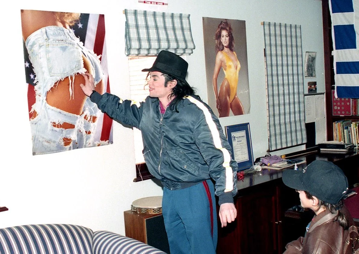 michael-visits-south-africa-visiting-with-his-friend-nelson-mandela-and-celebrating-his-78th-birthday99-m-1 Humor e Humildade: Histórias inéditas de Michael Jackson na África do Sul