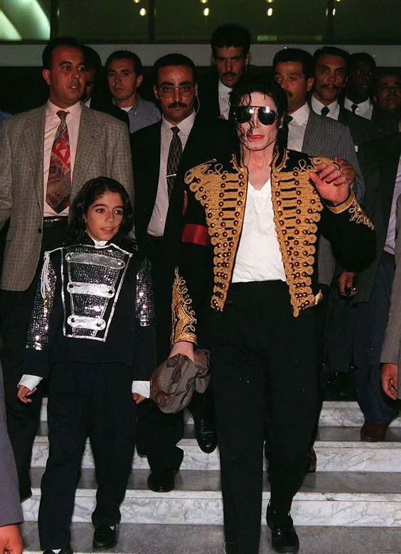 31rXhwGuh4L._AC_SL1020_-1 Vendendo Lembranças: O Legado Fragmentado de Michael Jackson