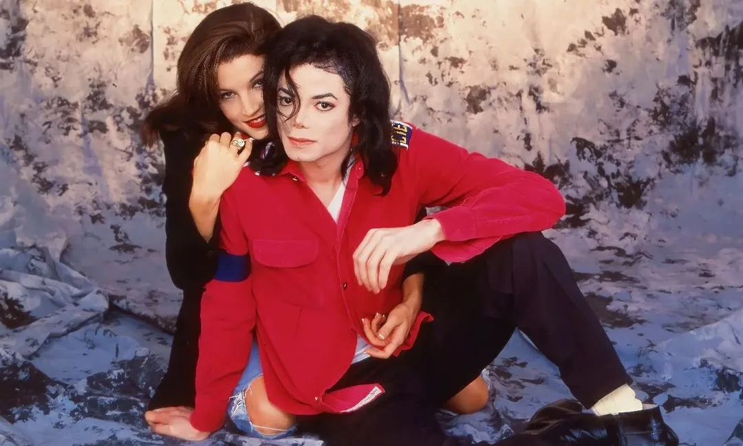 Em livro póstumo, Lisa Marie Presley desmascara as acusações de alegações de má conduta sexual infantil contra Michael Jackson | 61j4lTIwIPL. AC SL1000 1
