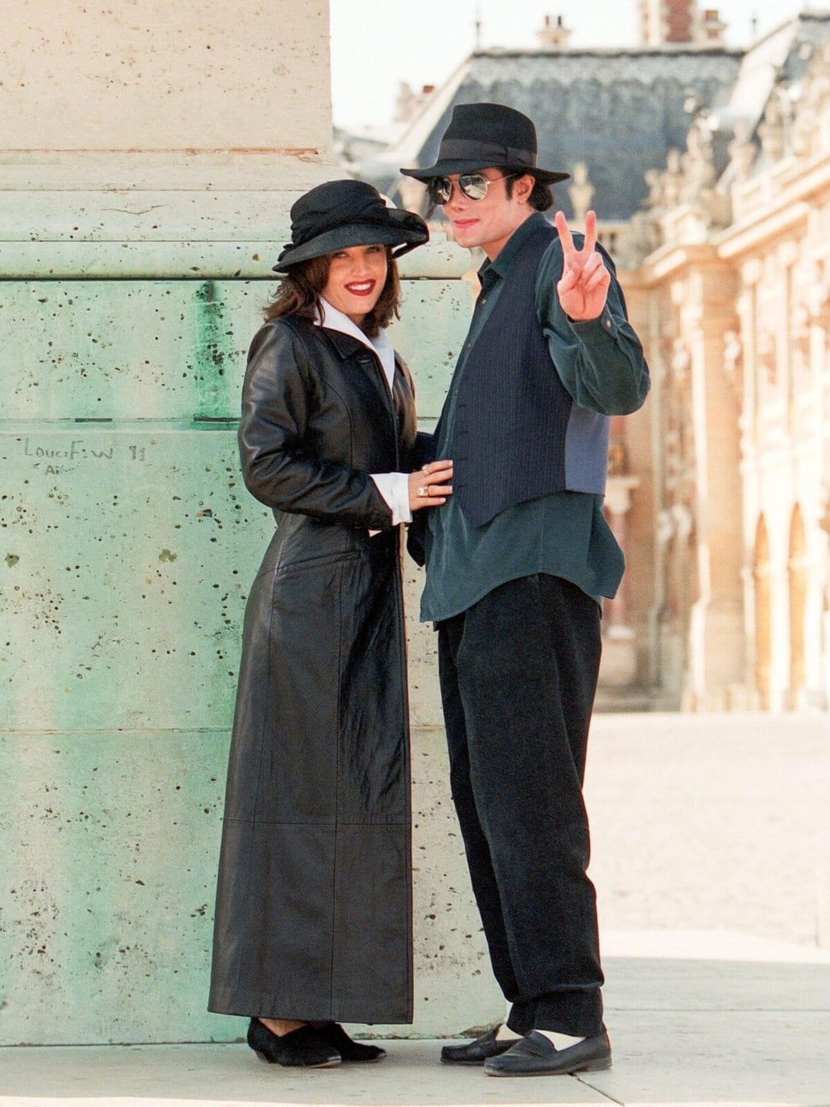 lisa-marie-presley-e-michael-jackson-em-paris-em-1994-mjbeats-scaled Além do Sensacionalismo: Lisa Marie Presley revela o homem por trás de Michael Jackson