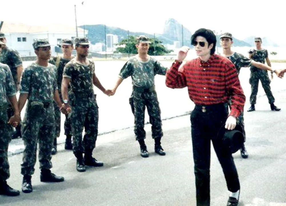 FT7iQkmXEAIvxfP Michael Jackson com Soldados do Exército Brasileiro