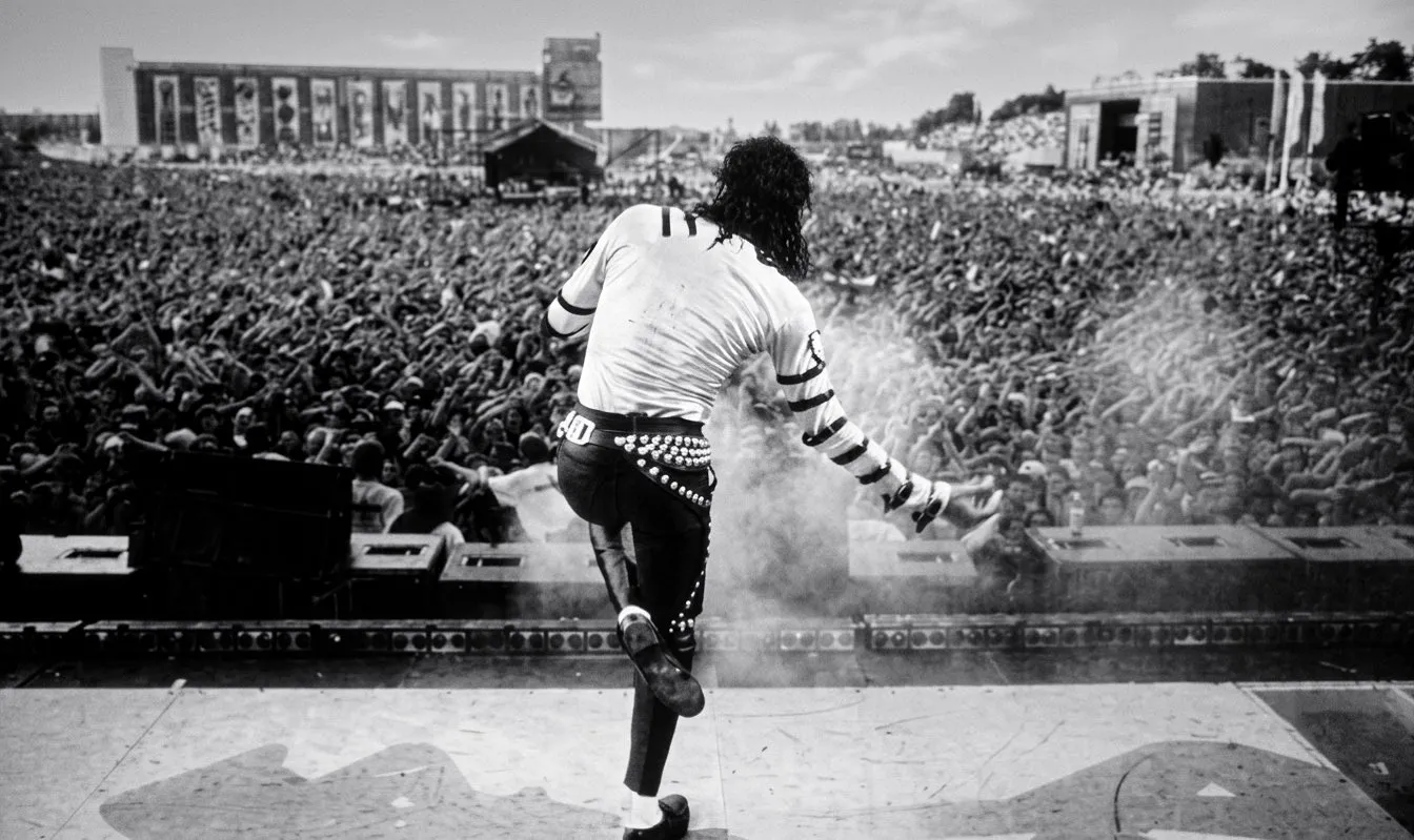 Michael Jackson e o Muro de Berlim: Quando a música do Rei do Pop derrubou fronteiras | HO4VGlAWMAEzng