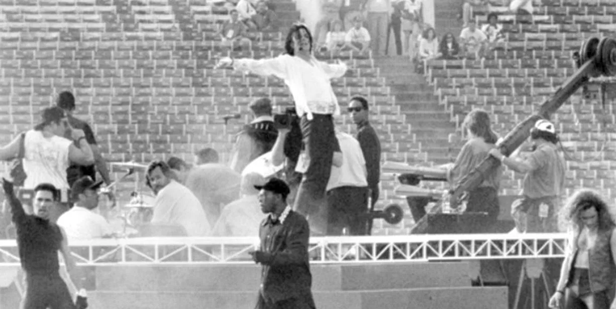 Por Trás da Revolução: Os ensaios intensos de Michael Jackson para o Super Bowl | Michael Jackson durante ensaio para apresentacao do Halftime Show no Super Bowl XXVII 1993
