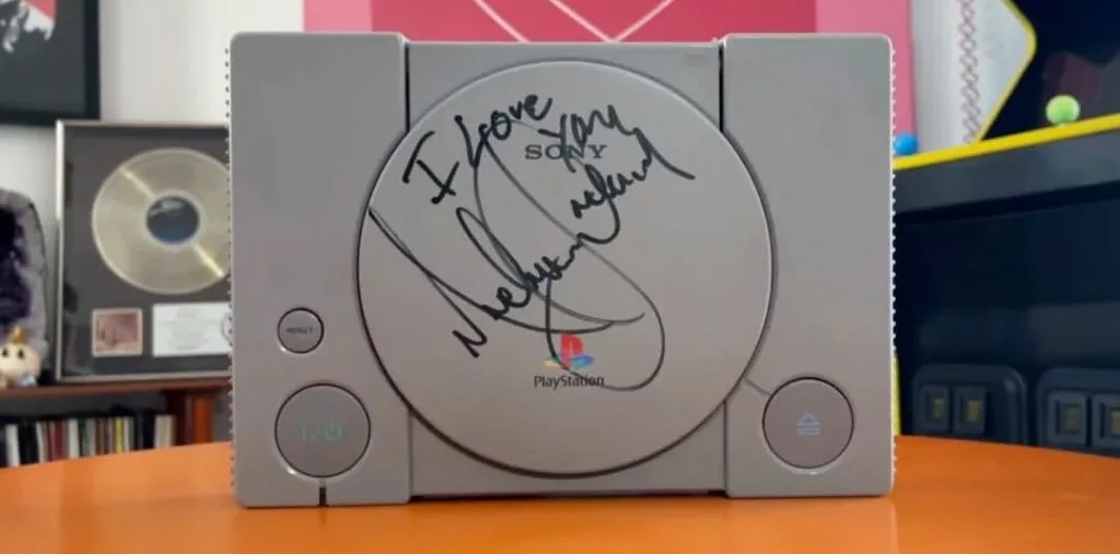 71O9qfP3avL._AC_UF10001000_QL80_-1024x507 O Milionésimo PlayStation: A relíquia autografada por Michael Jackson