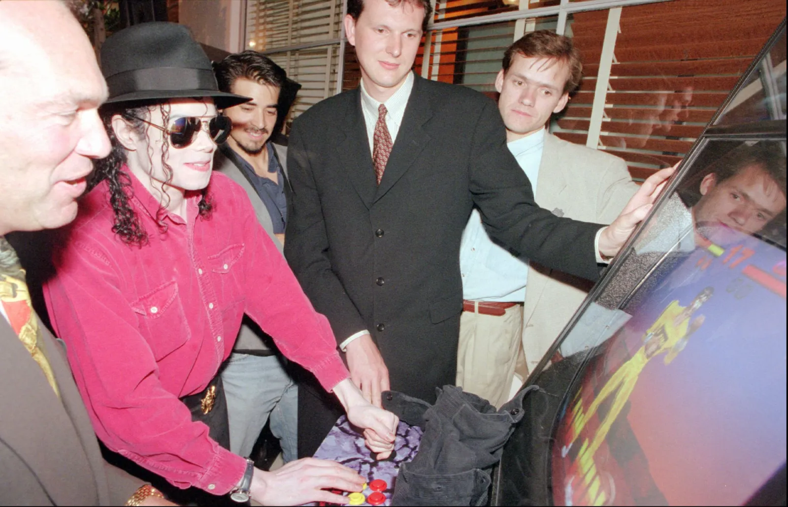 CiAbV9SXEAEKKTG-scaled O milionésimo PlayStation: A relíquia autografada por Michael Jackson