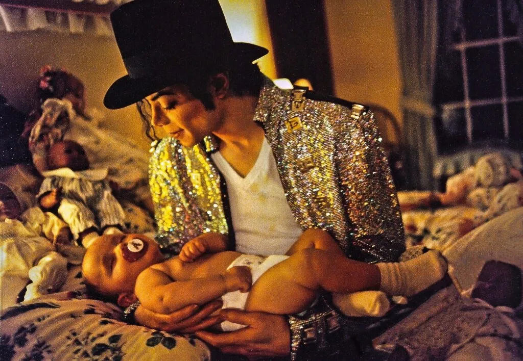 132954488_1101389316986560_3828734172245454736_n-1024x708 Nos Bastidores do Trono: Um olhar íntimo sobre Michael Jackson