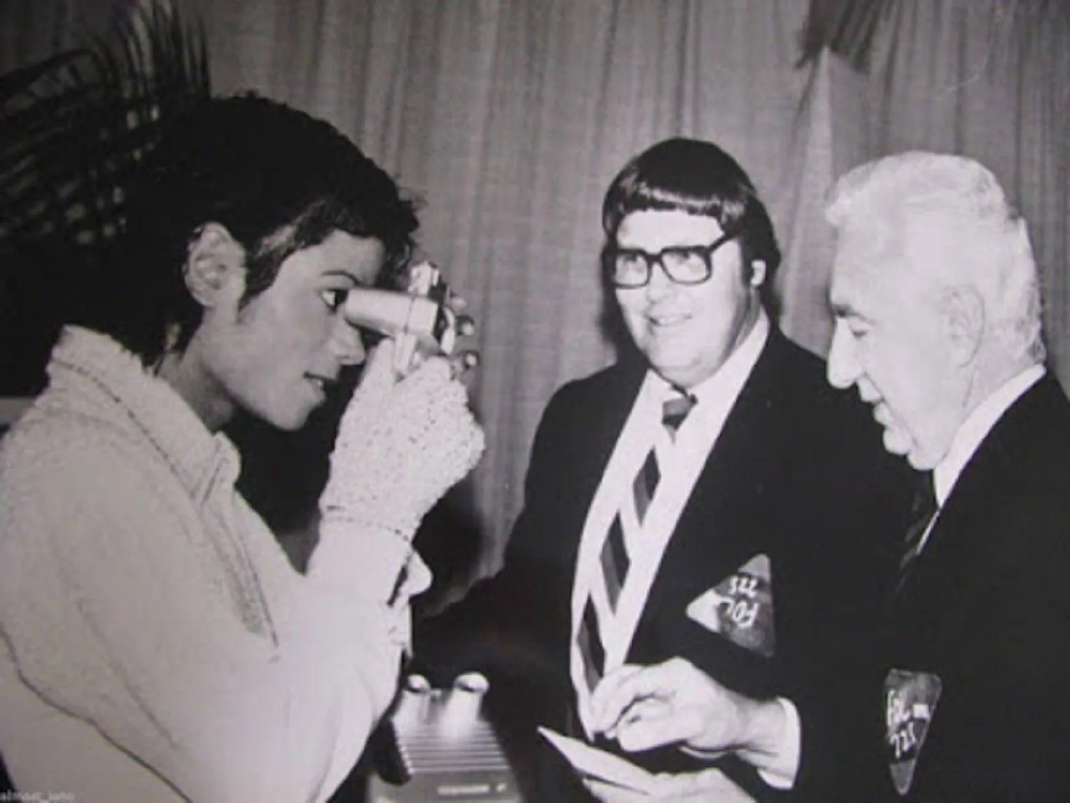 A HIStória de uma Foto: Quando Michael Jackson recebeu um 'View Master' nos bastidores da Victory Tour | 1 LE7RcAsfZ0r7C84Ei YIzA 1
