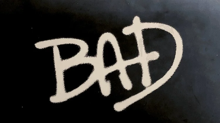 1_q_VRxwHFeGkC4Rj06TmMyQ-1 As três letras que mudaram a cultura pop: A história do logotipo de ''Bad'' de Michael Jackson