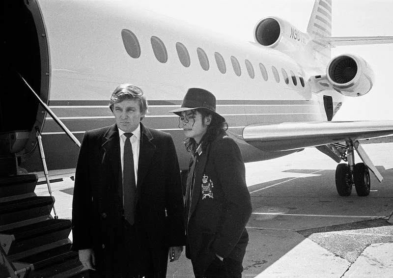 1_wHx4W23ro3bS9jm1UnvAZA Michael Jackson, Donald Trump e o Repórter: Um Encontro Surreal no Taj Mahal