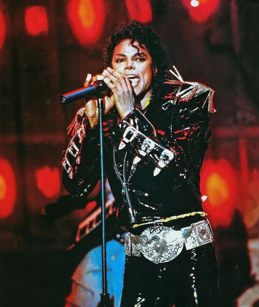 220a148fa4967b78974d023f8c20b9aa-863x1024 ''Faça com que seja eu, mas diferente'': A revolução visual de Michael Jackson