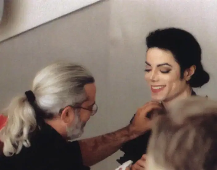 24-michael-jackson-tk3s_193236_012 Entre Costuras e Coreografias: A Moda e Michael Jackson