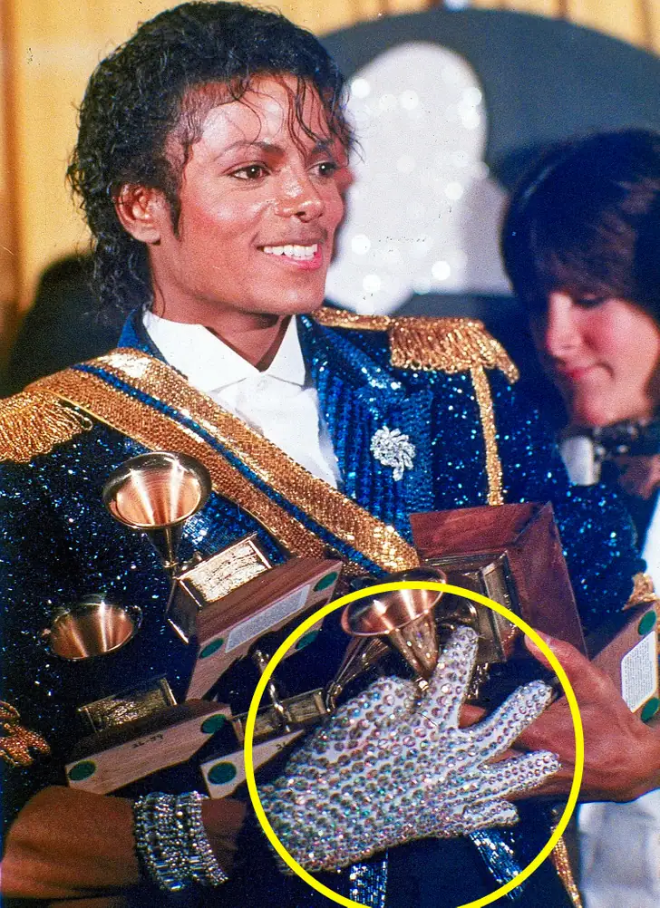 2b49795521a59856601702a346.jpg Por trás dos figurinos de Michael Jackson: o que todo fã precisa saber
