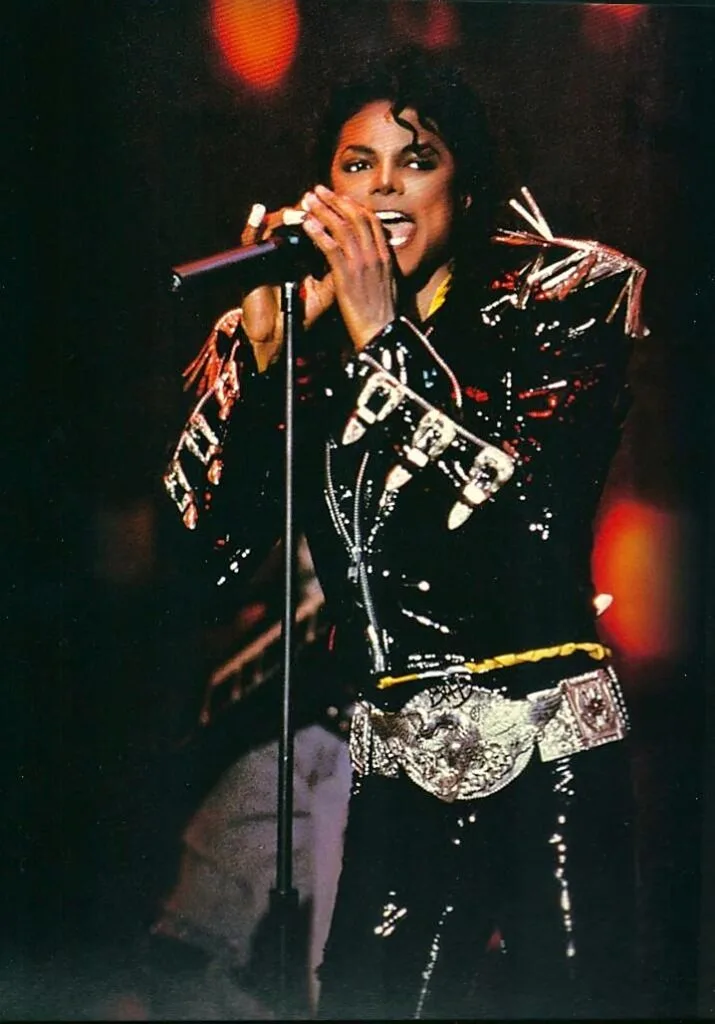 F3XFlkcXoAA6Pem-715x1024 ''Faça com que seja eu, mas diferente'': A revolução visual de Michael Jackson