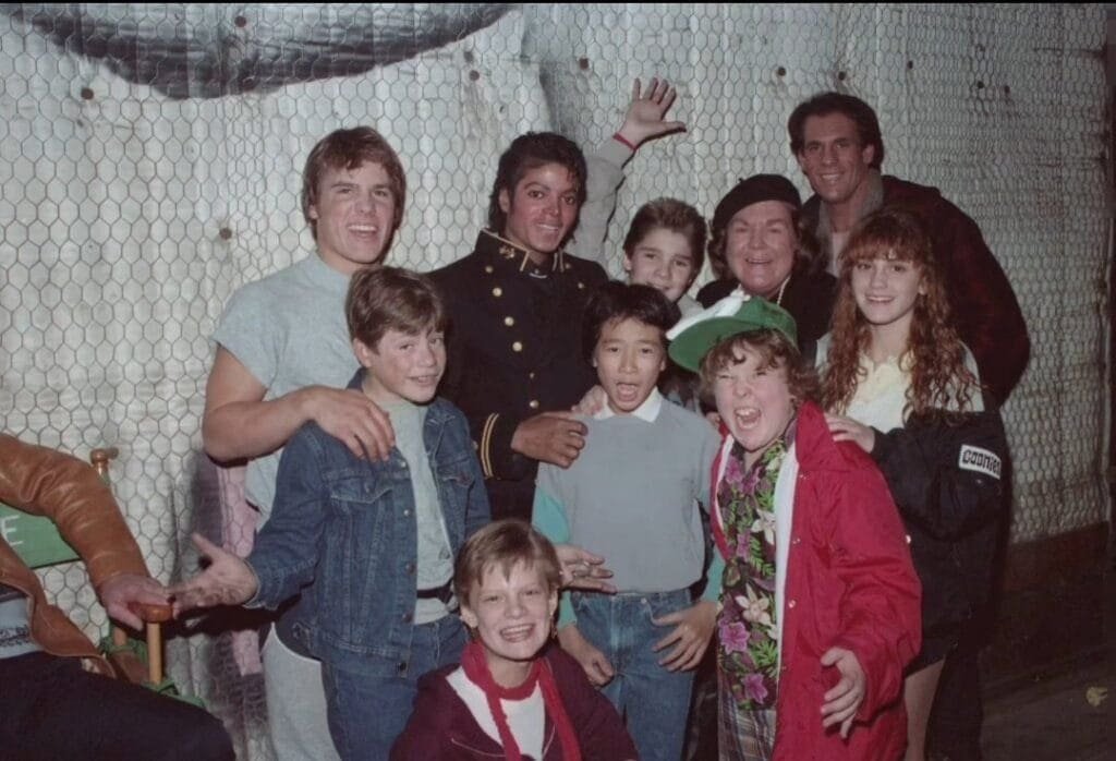 Michael-Jackson-e-Os-Goonies-mjbeats-1024x698 Michael Jackson virou um “Goonie honorário” durante visita ao set