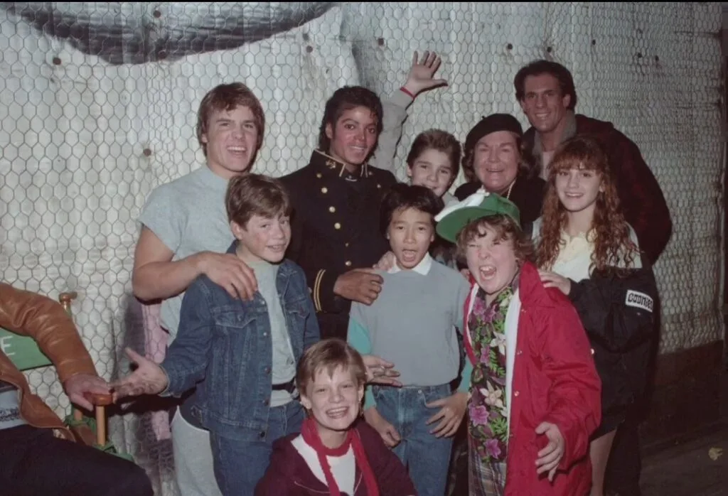 Michael-Jackson-e-Os-Goonies-mjbeats-1024x698 Michael Jackson virou um “Goonie honorário” durante visita ao set