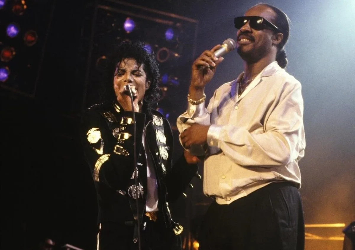 A Magia da Bad Tour: O dia em que Stevie Wonder invadiu o palco de Michael Jackson | Michael Jackson e Stevie Wonder Bad Tour MJ Beats